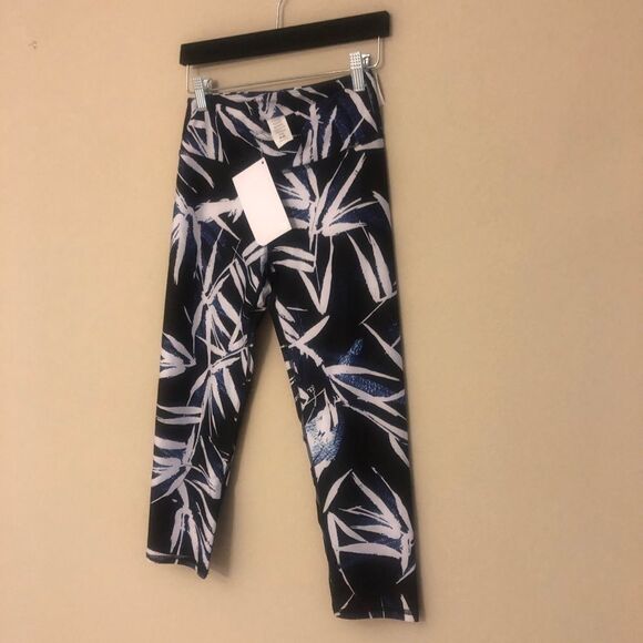 Fabletics Salar Capri Crop Leggings tights size‎ XS new blue white black - Picture 4 of 4